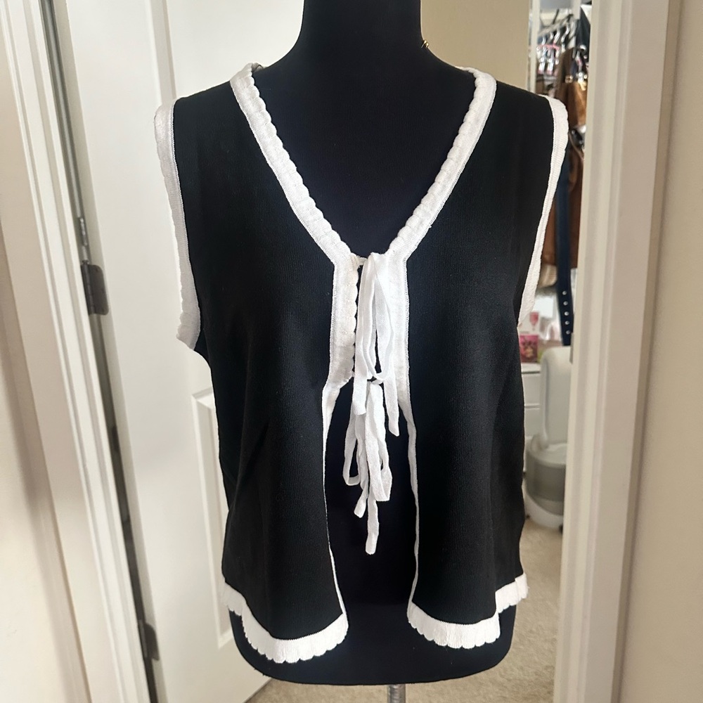 Black and White Sleeveless Sweater/cardigan